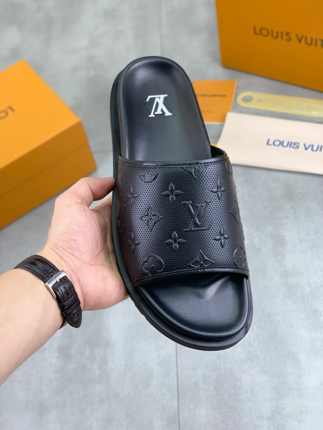 Men's shoes 💰P300💰【New style】🆘 Original quality 【LOUIS VUITTON】The popular Louis Vuitton LV men's slippers on the official website are on sale simultaneously! Original fabric imported from Italy, original factory special supply, code number: 38-44 (45 customized), many colors available